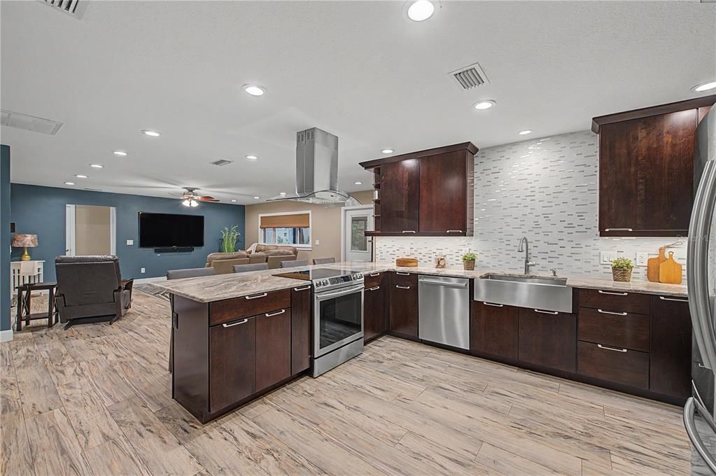 Activo con contrato: $449,000 (4 camas, 2 baños, 1804 Pies cuadrados)
