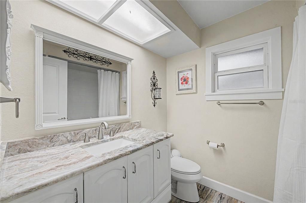 Activo con contrato: $449,000 (4 camas, 2 baños, 1804 Pies cuadrados)