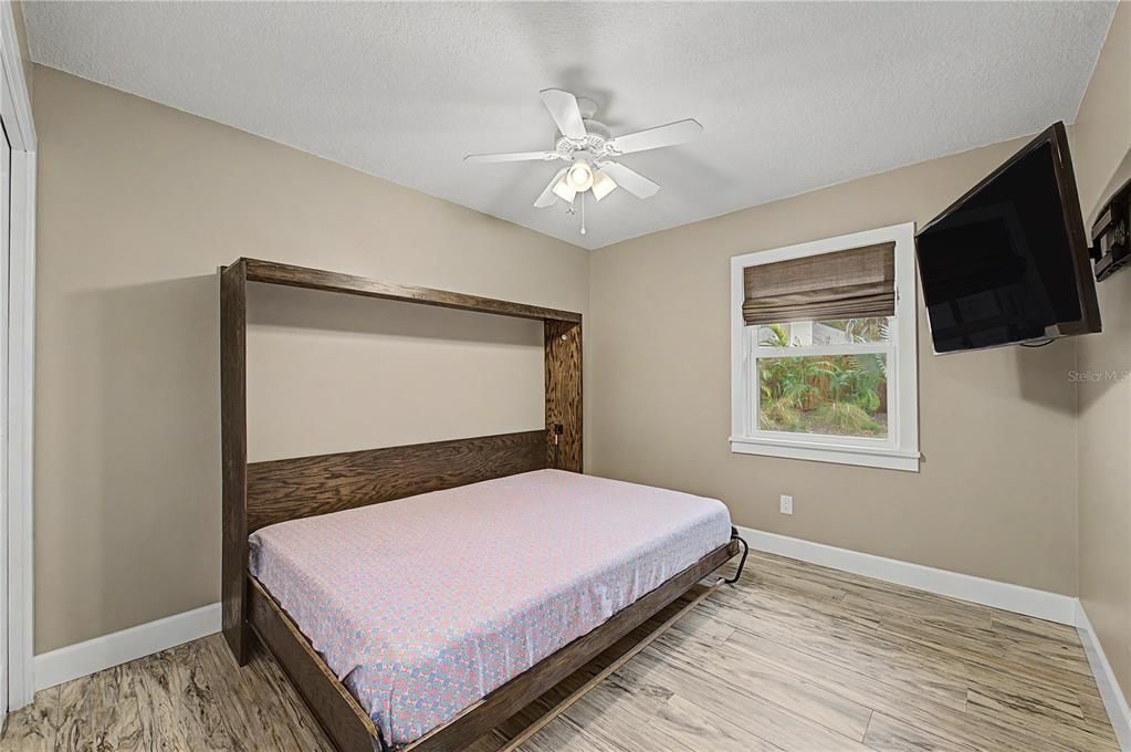 Activo con contrato: $449,000 (4 camas, 2 baños, 1804 Pies cuadrados)