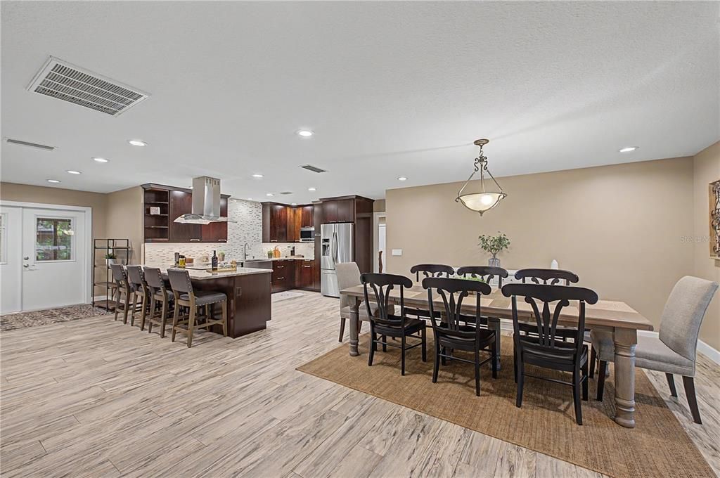 Activo con contrato: $449,000 (4 camas, 2 baños, 1804 Pies cuadrados)