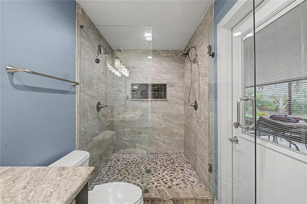 Activo con contrato: $449,000 (4 camas, 2 baños, 1804 Pies cuadrados)