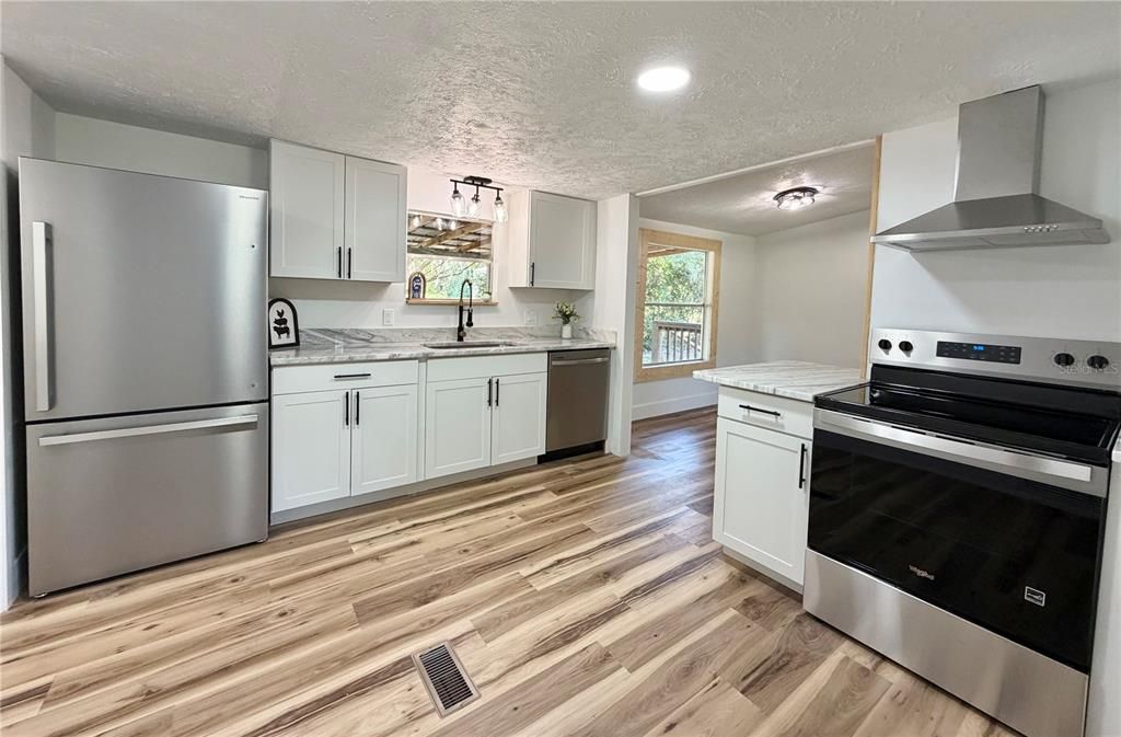 For Sale: $239,900 (3 beds, 2 baths, 1104 Square Feet)