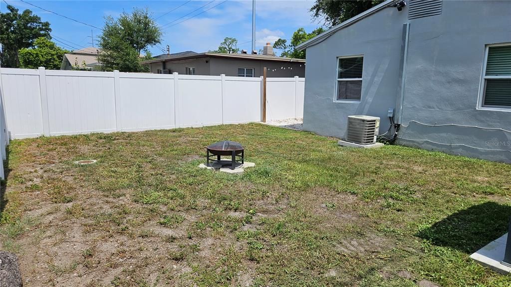 For Sale: $215,000 (2 beds, 1 baths, 720 Square Feet)