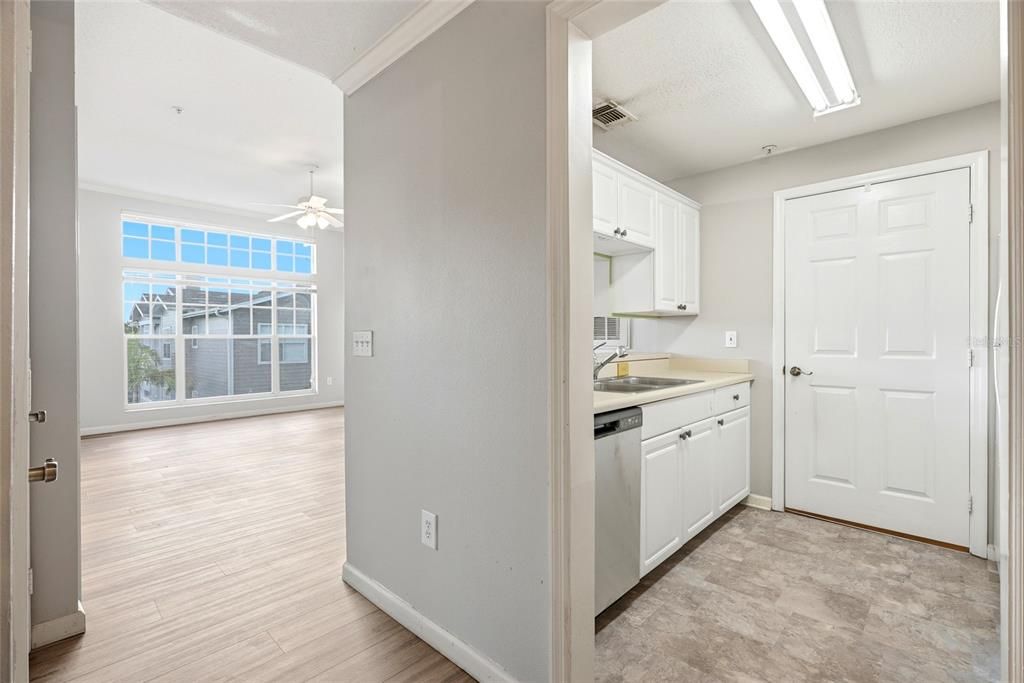 For Sale: $575,000 (2 beds, 2 baths, 938 Square Feet)