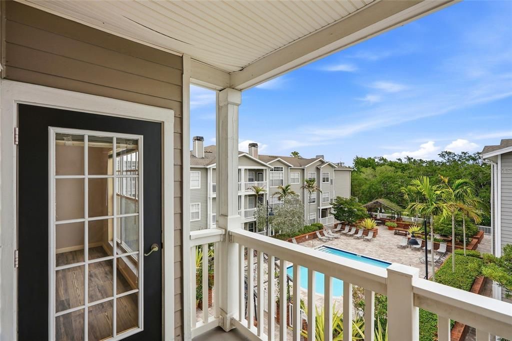 For Sale: $575,000 (2 beds, 2 baths, 938 Square Feet)