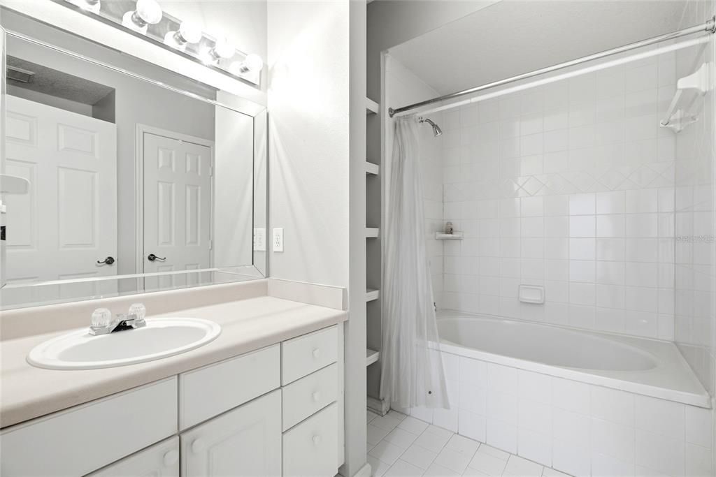For Sale: $575,000 (2 beds, 2 baths, 938 Square Feet)