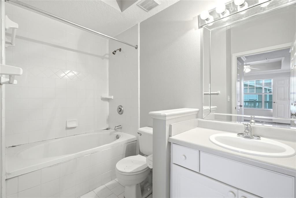 For Sale: $575,000 (2 beds, 2 baths, 938 Square Feet)