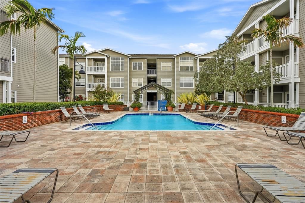 For Sale: $575,000 (2 beds, 2 baths, 938 Square Feet)