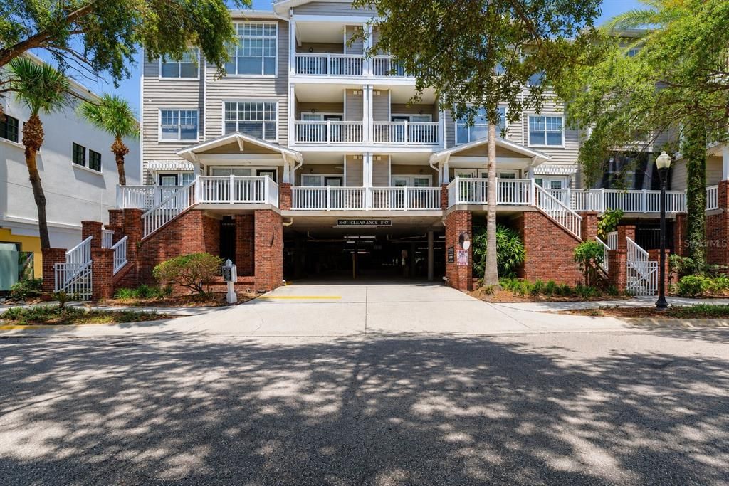 For Sale: $575,000 (2 beds, 2 baths, 938 Square Feet)