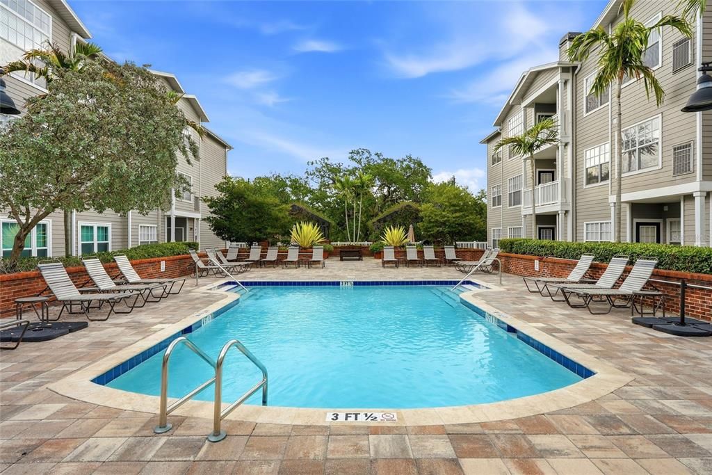 For Sale: $575,000 (2 beds, 2 baths, 938 Square Feet)