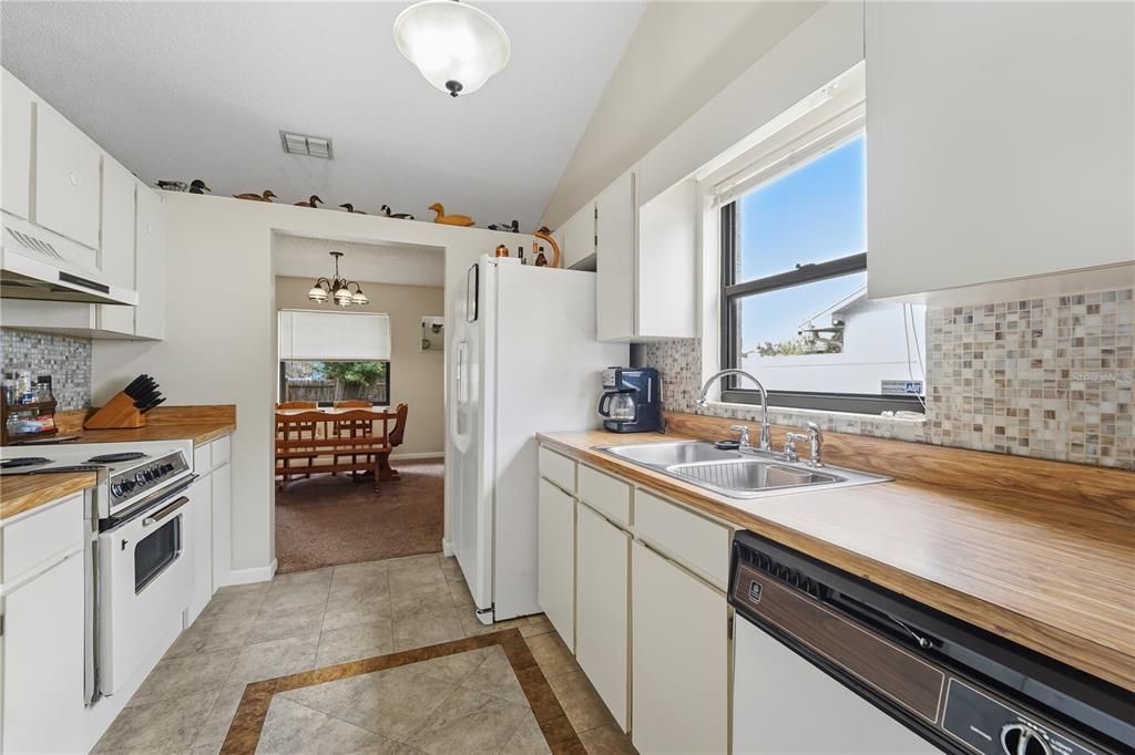 For Sale: $245,000 (2 beds, 2 baths, 1262 Square Feet)