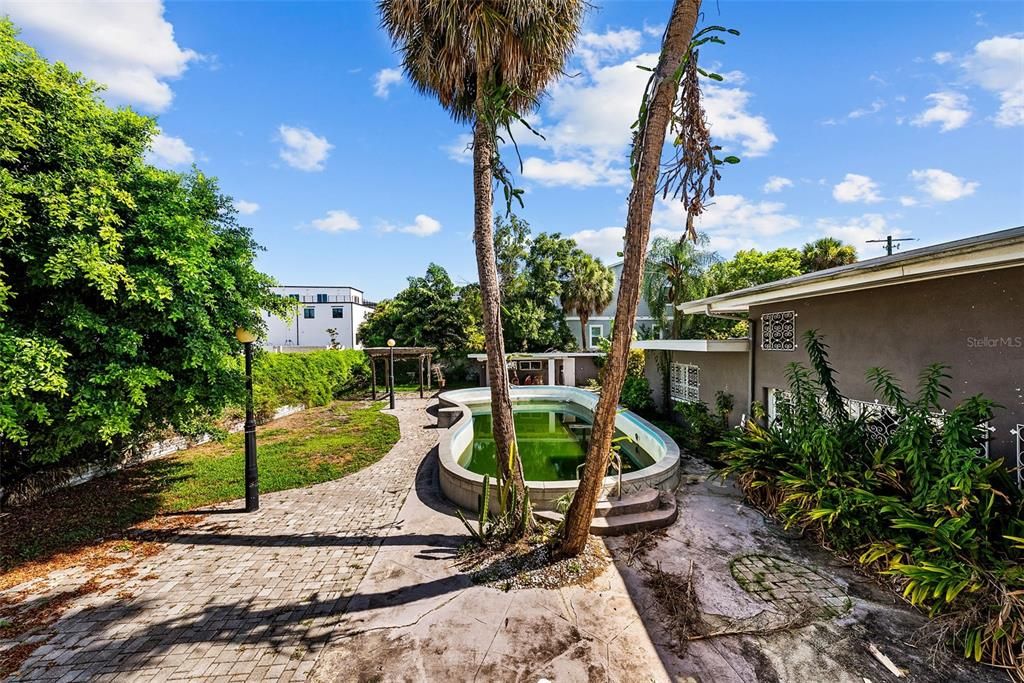待售: $1,200,000 (0.35 acres)