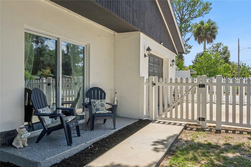 For Sale: $325,000 (3 beds, 3 baths, 1056 Square Feet)