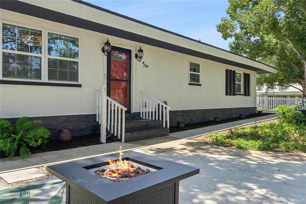 For Sale: $325,000 (3 beds, 3 baths, 1056 Square Feet)