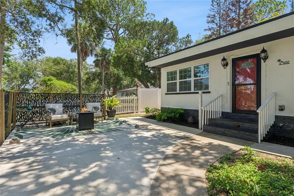 For Sale: $325,000 (3 beds, 3 baths, 1056 Square Feet)