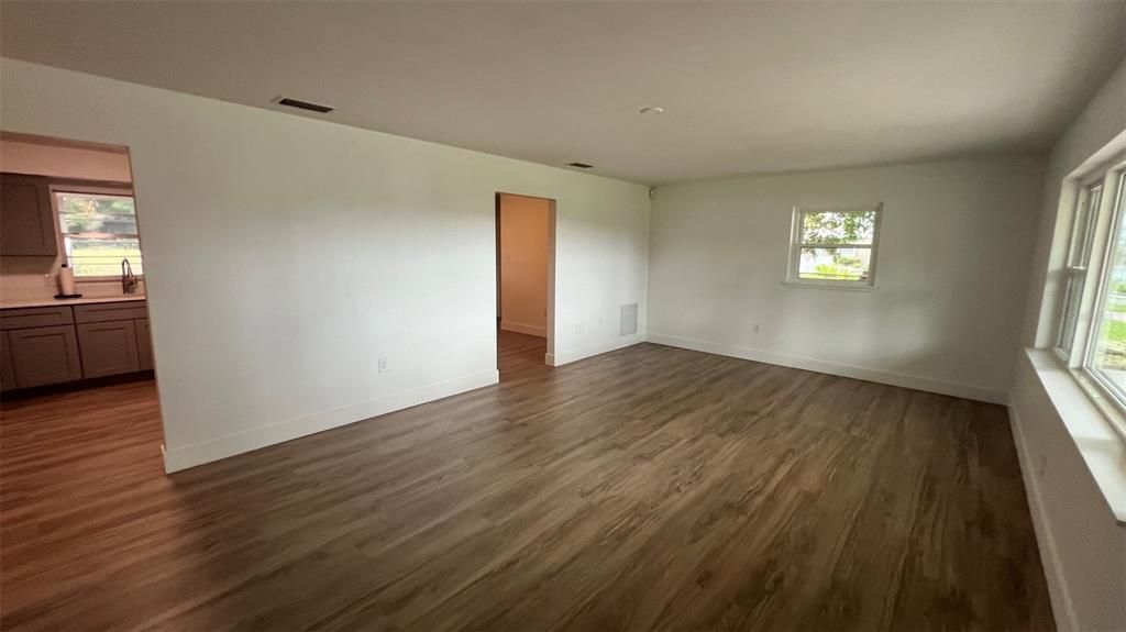For Sale: $300,000 (3 beds, 2 baths, 1514 Square Feet)