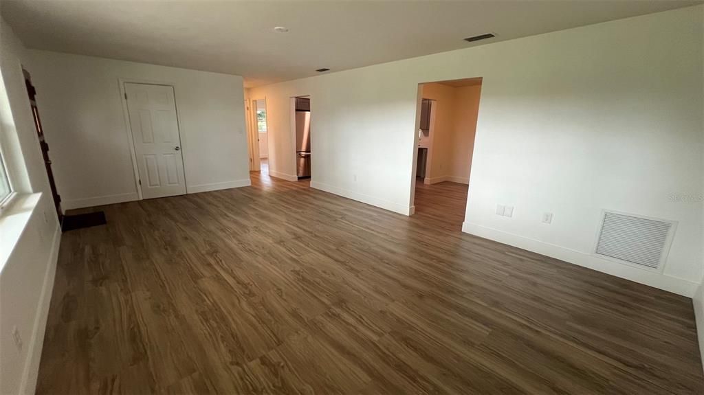 For Sale: $300,000 (3 beds, 2 baths, 1514 Square Feet)