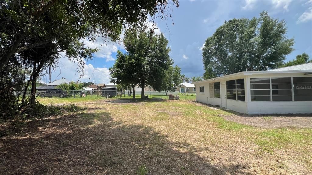 For Sale: $300,000 (3 beds, 2 baths, 1514 Square Feet)