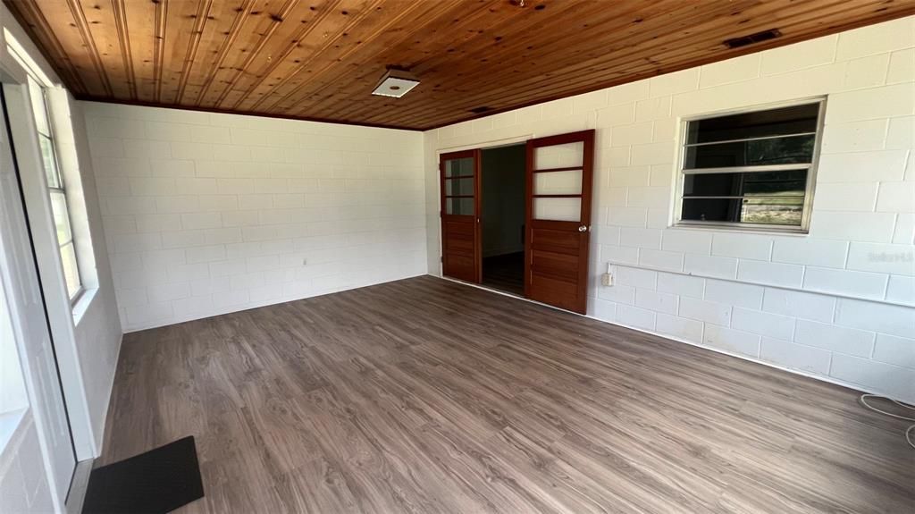 For Sale: $300,000 (3 beds, 2 baths, 1514 Square Feet)