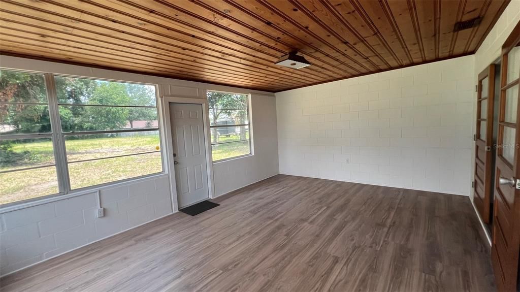 For Sale: $300,000 (3 beds, 2 baths, 1514 Square Feet)