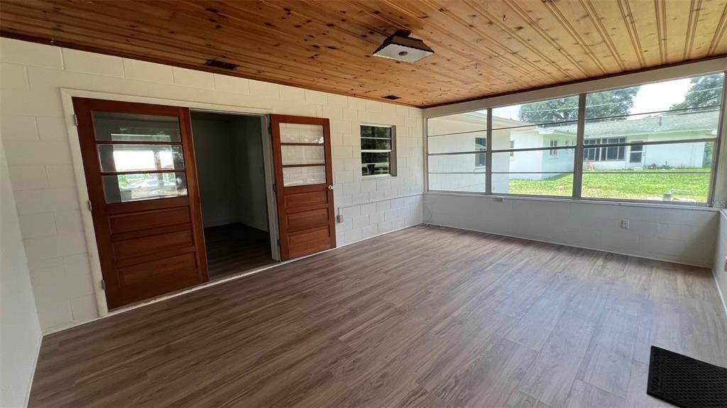 For Sale: $300,000 (3 beds, 2 baths, 1514 Square Feet)