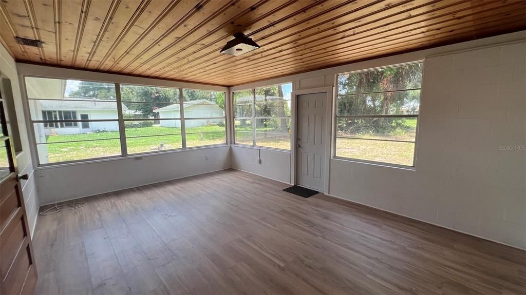 For Sale: $300,000 (3 beds, 2 baths, 1514 Square Feet)