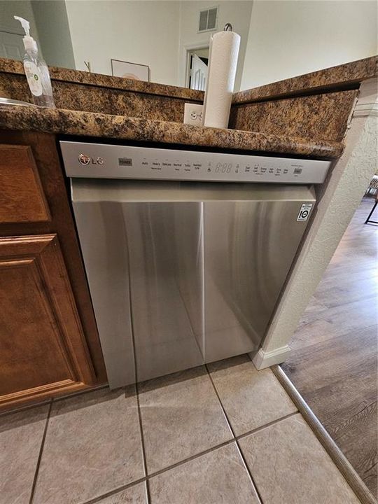 В аренду: $2,295 (2 спален, 2 ванн, 1080 Квадратных фут)