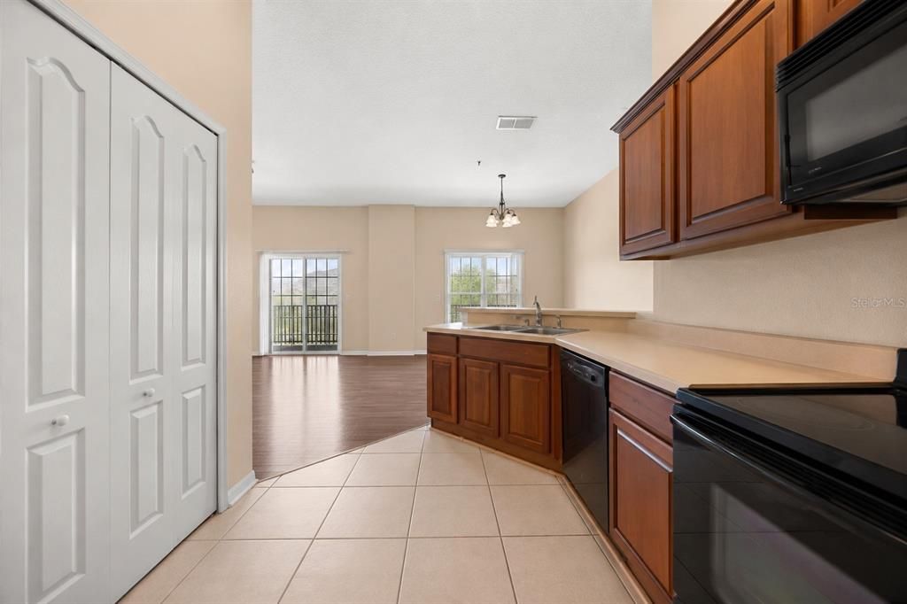 For Rent: $1,900 (2 beds, 2 baths, 1214 Square Feet)