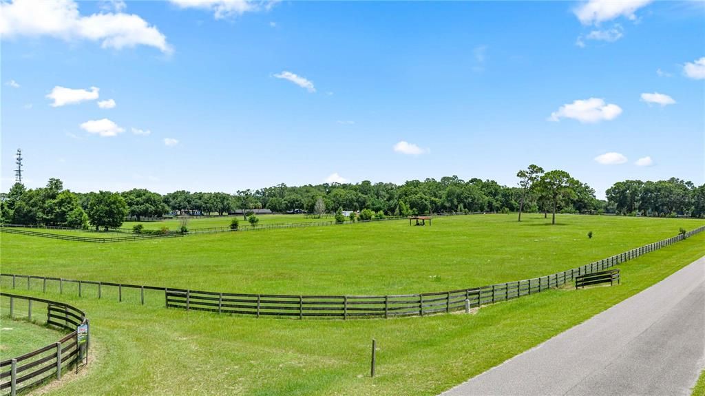 На продажу: $399,000 (10.79 acres)