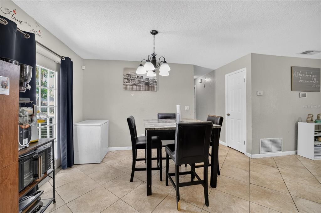 For Sale: $200,000 (3 beds, 2 baths, 1375 Square Feet)
