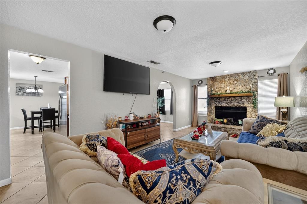 For Sale: $200,000 (3 beds, 2 baths, 1375 Square Feet)