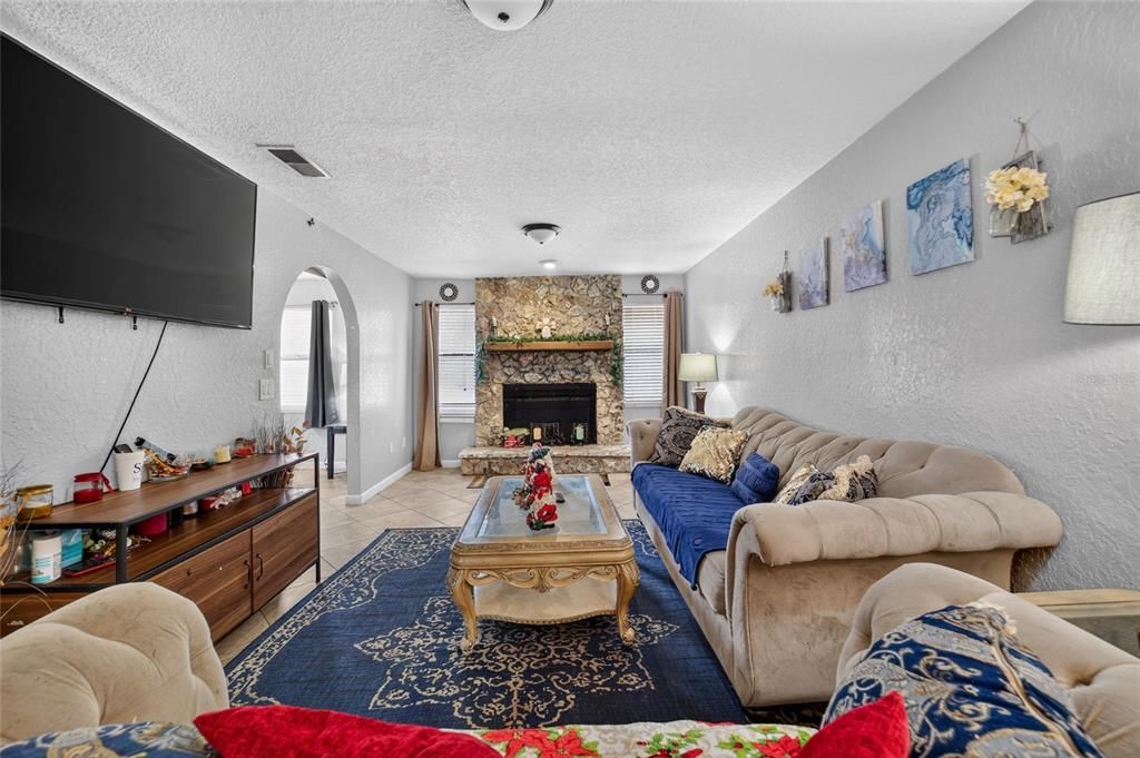 For Sale: $200,000 (3 beds, 2 baths, 1375 Square Feet)