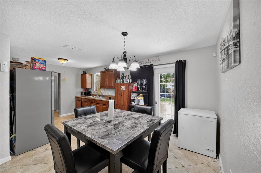 For Sale: $200,000 (3 beds, 2 baths, 1375 Square Feet)