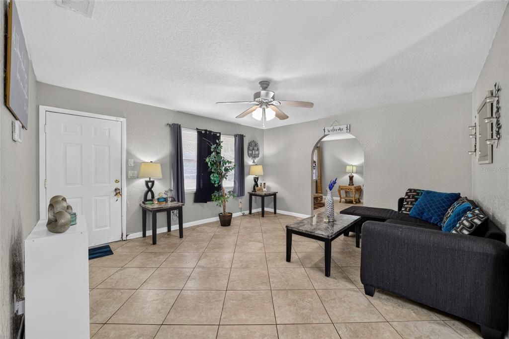 For Sale: $200,000 (3 beds, 2 baths, 1375 Square Feet)
