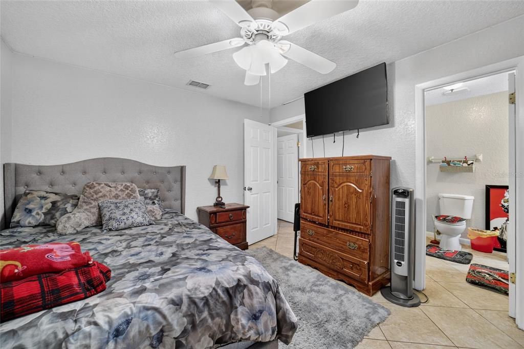 For Sale: $200,000 (3 beds, 2 baths, 1375 Square Feet)