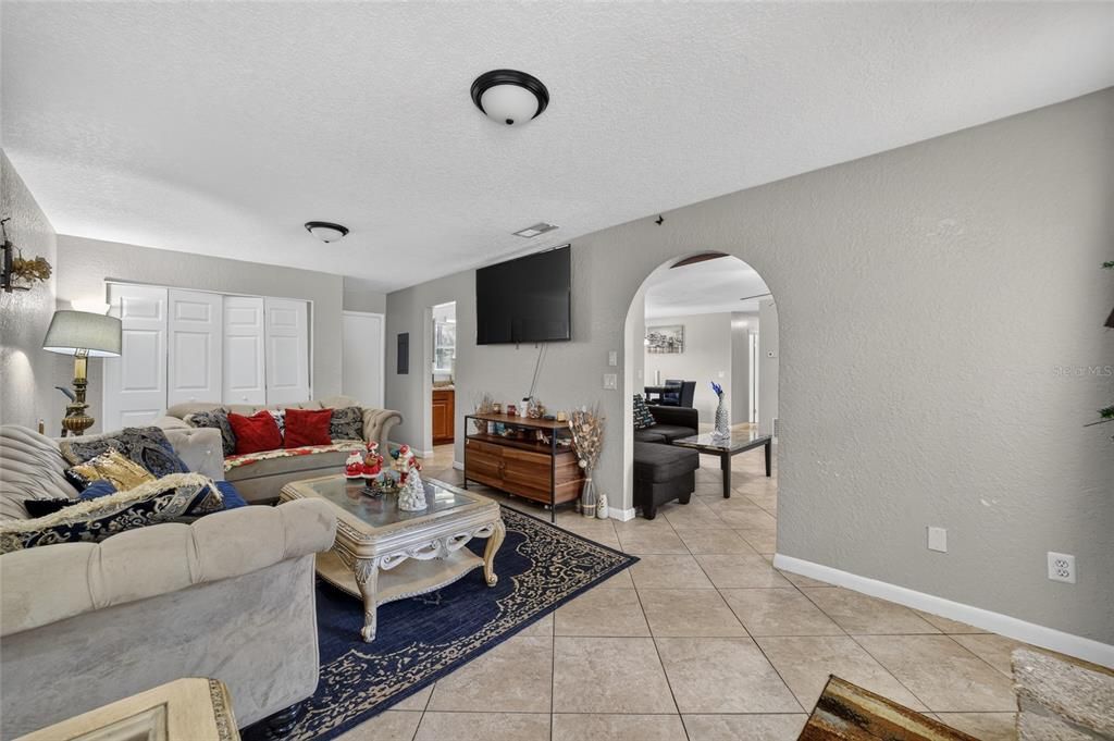 For Sale: $200,000 (3 beds, 2 baths, 1375 Square Feet)