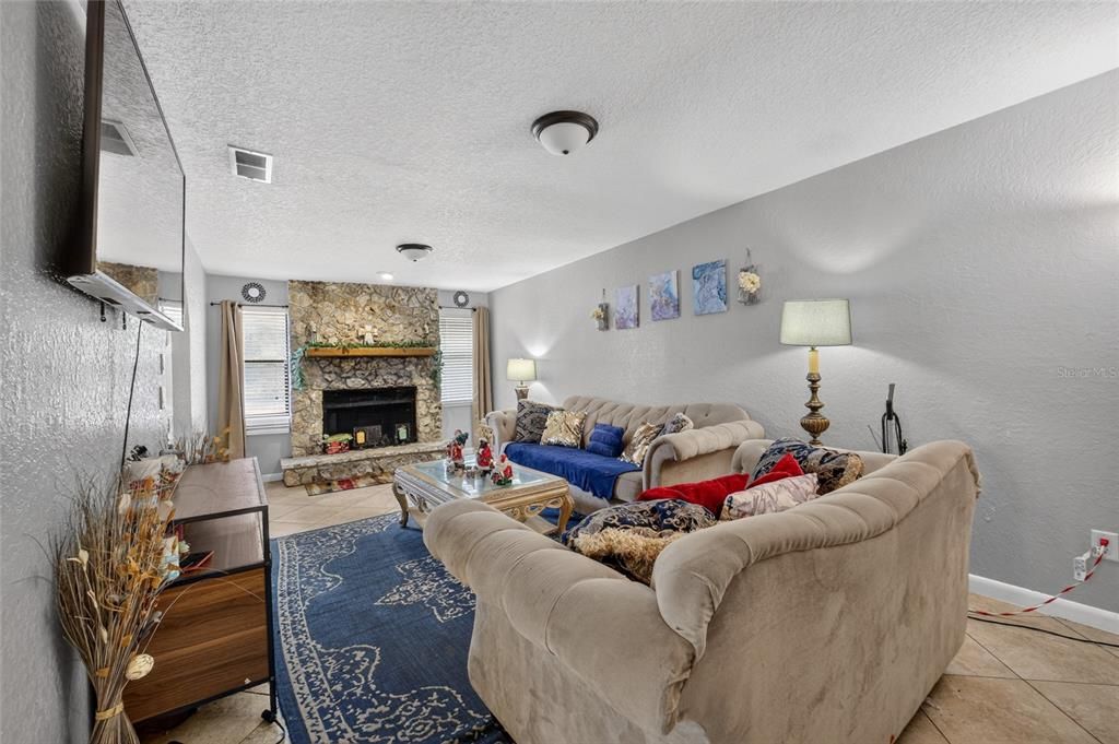 For Sale: $200,000 (3 beds, 2 baths, 1375 Square Feet)