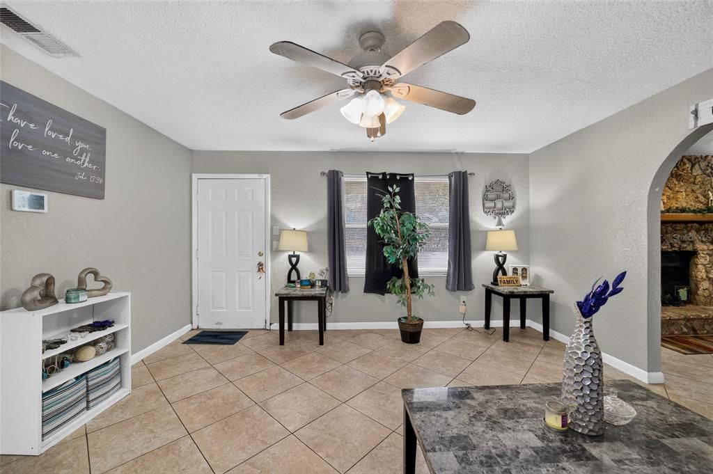 For Sale: $200,000 (3 beds, 2 baths, 1375 Square Feet)