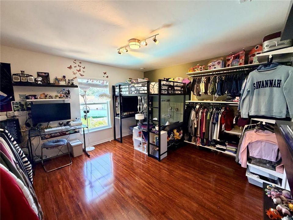 En Venta: $405,000 (4 camas, 2 baños, 1944 Pies cuadrados)