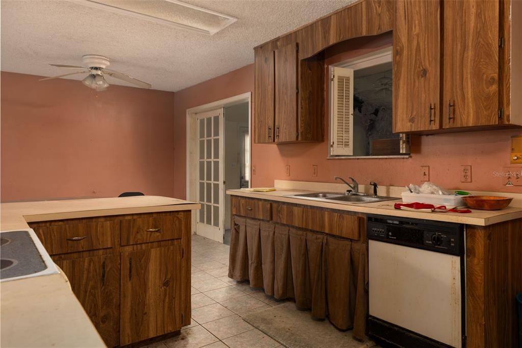 For Sale: $225,000 (3 beds, 2 baths, 1920 Square Feet)