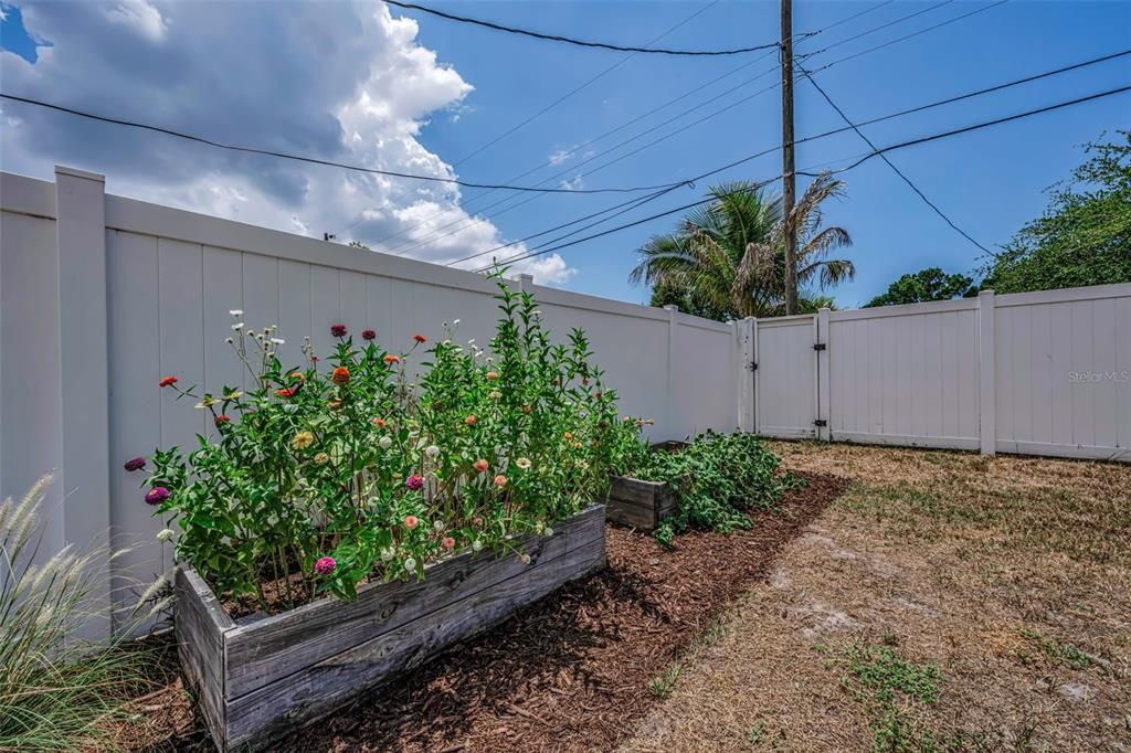 Active With Contract: $435,000 (3 beds, 2 baths, 1227 Square Feet)