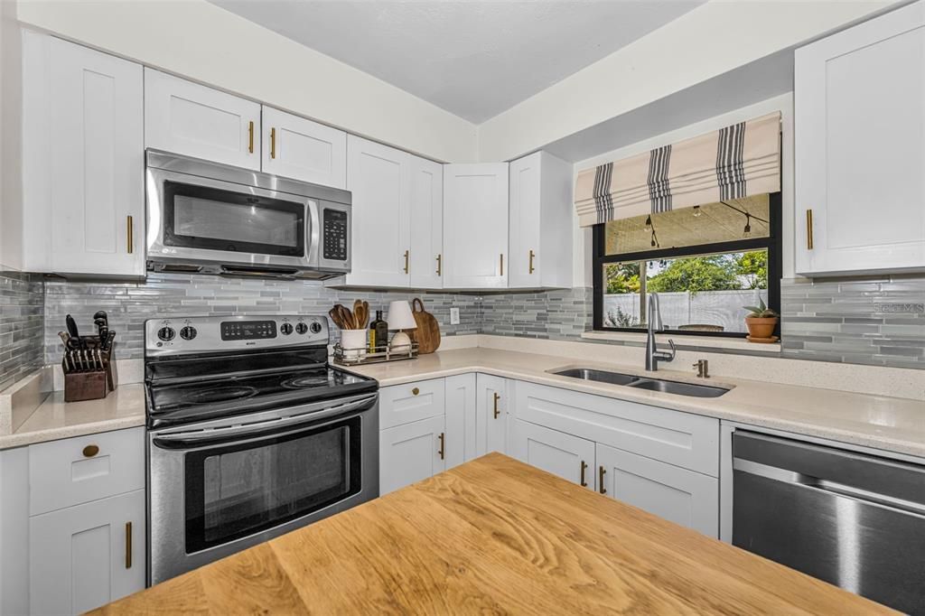 Active With Contract: $435,000 (3 beds, 2 baths, 1227 Square Feet)