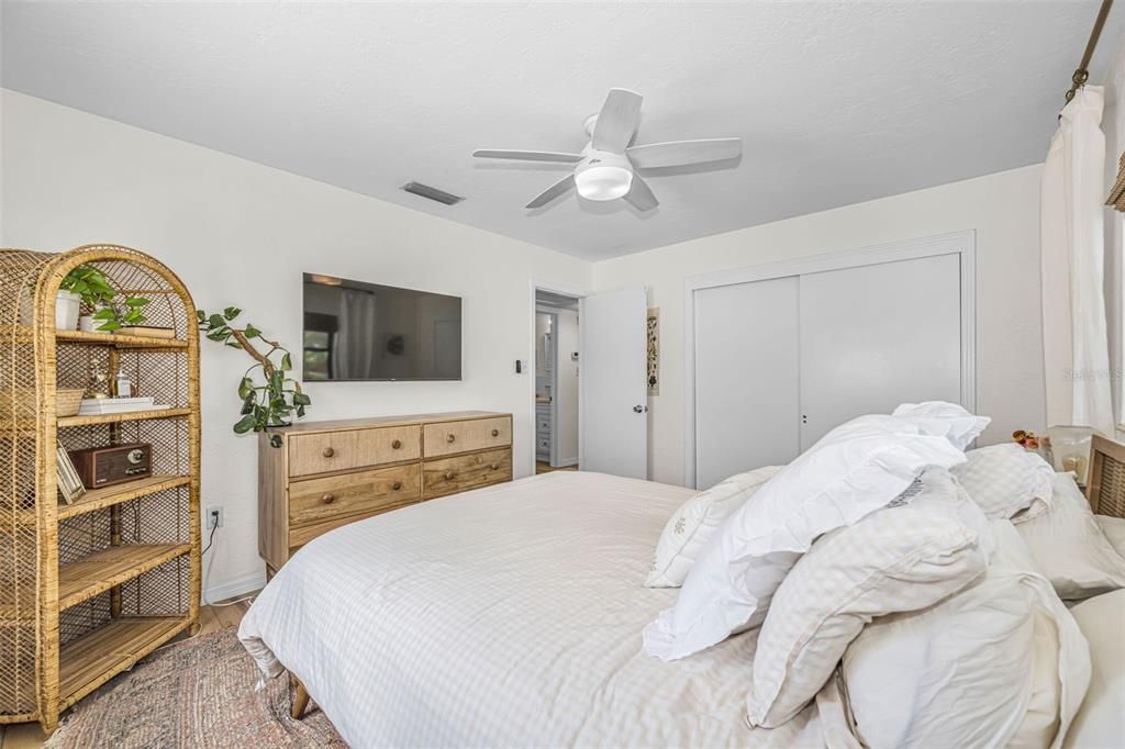 Active With Contract: $435,000 (3 beds, 2 baths, 1227 Square Feet)
