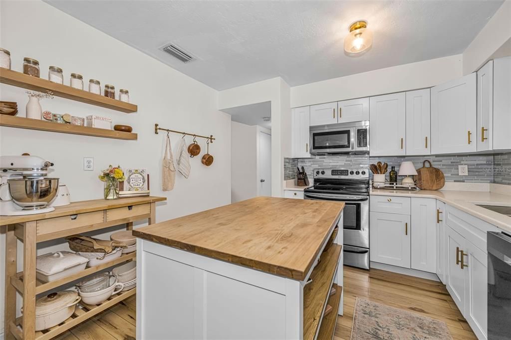 Active With Contract: $435,000 (3 beds, 2 baths, 1227 Square Feet)