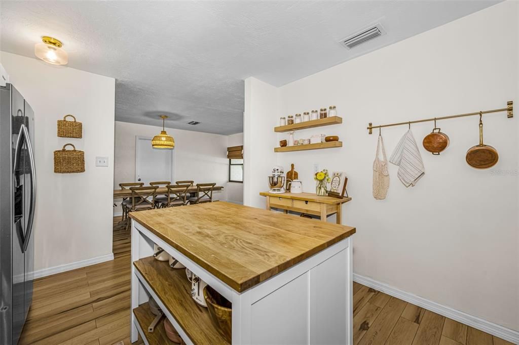 Active With Contract: $435,000 (3 beds, 2 baths, 1227 Square Feet)