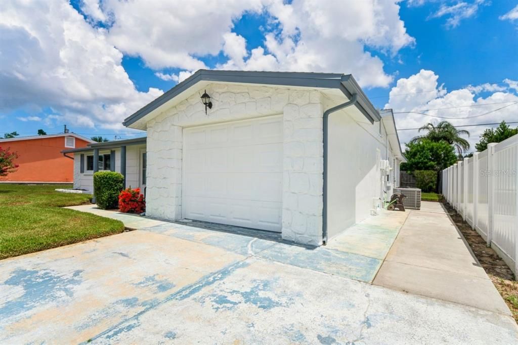 For Sale: $249,000 (2 beds, 1 baths, 1113 Square Feet)