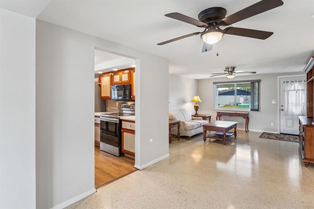 For Sale: $249,000 (2 beds, 1 baths, 1113 Square Feet)