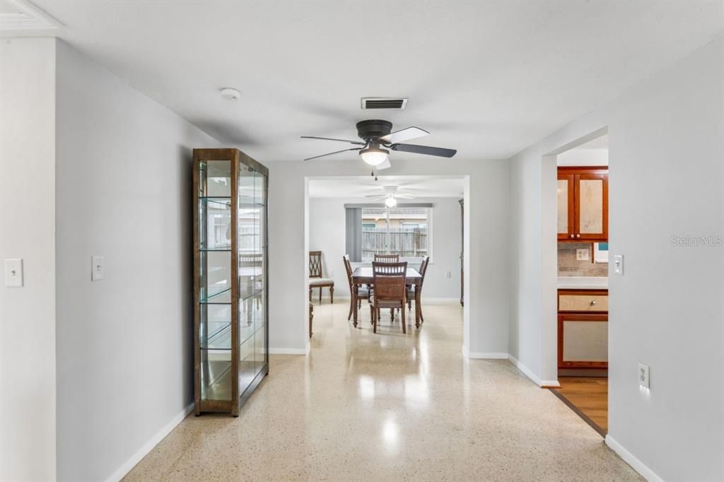 For Sale: $249,000 (2 beds, 1 baths, 1113 Square Feet)