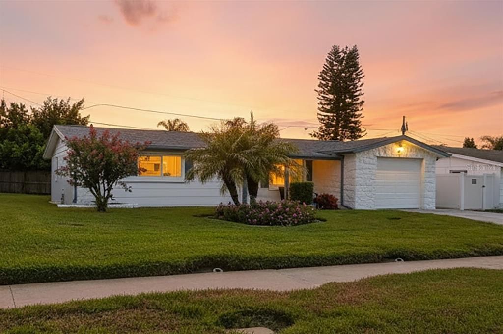 For Sale: $249,000 (2 beds, 1 baths, 1113 Square Feet)