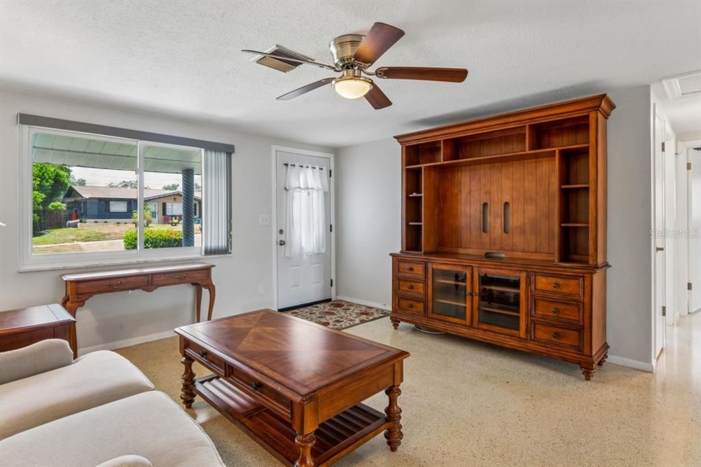 For Sale: $249,000 (2 beds, 1 baths, 1113 Square Feet)